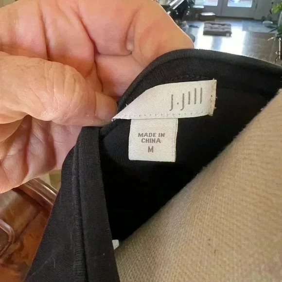 J Jill ladies top Medium. Black. V neck striped back back unbuttons - Picture 5 of 10